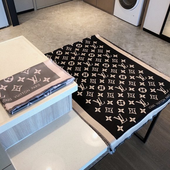 ๐โจAUTHENTICโจ๐Louis Vuitton scarf - Picture 8 of 8